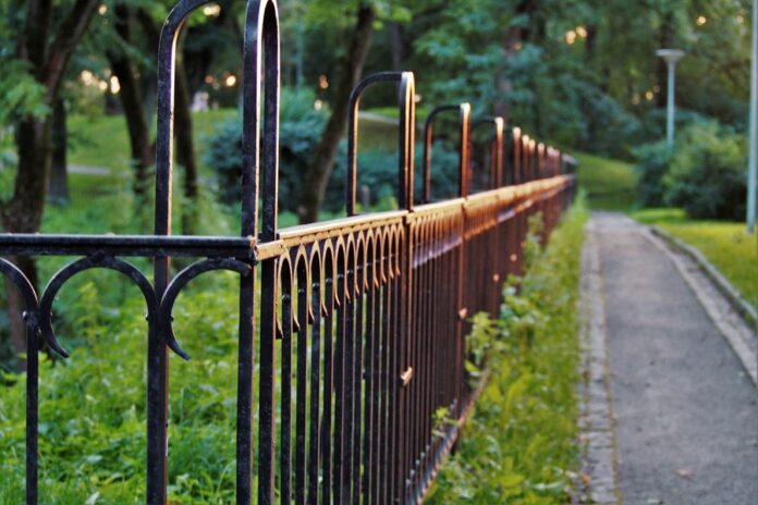 The Benefits of Hiring a Fence Contractor